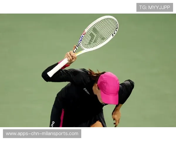 网球双星爆发内讧，训练场互摔球拍