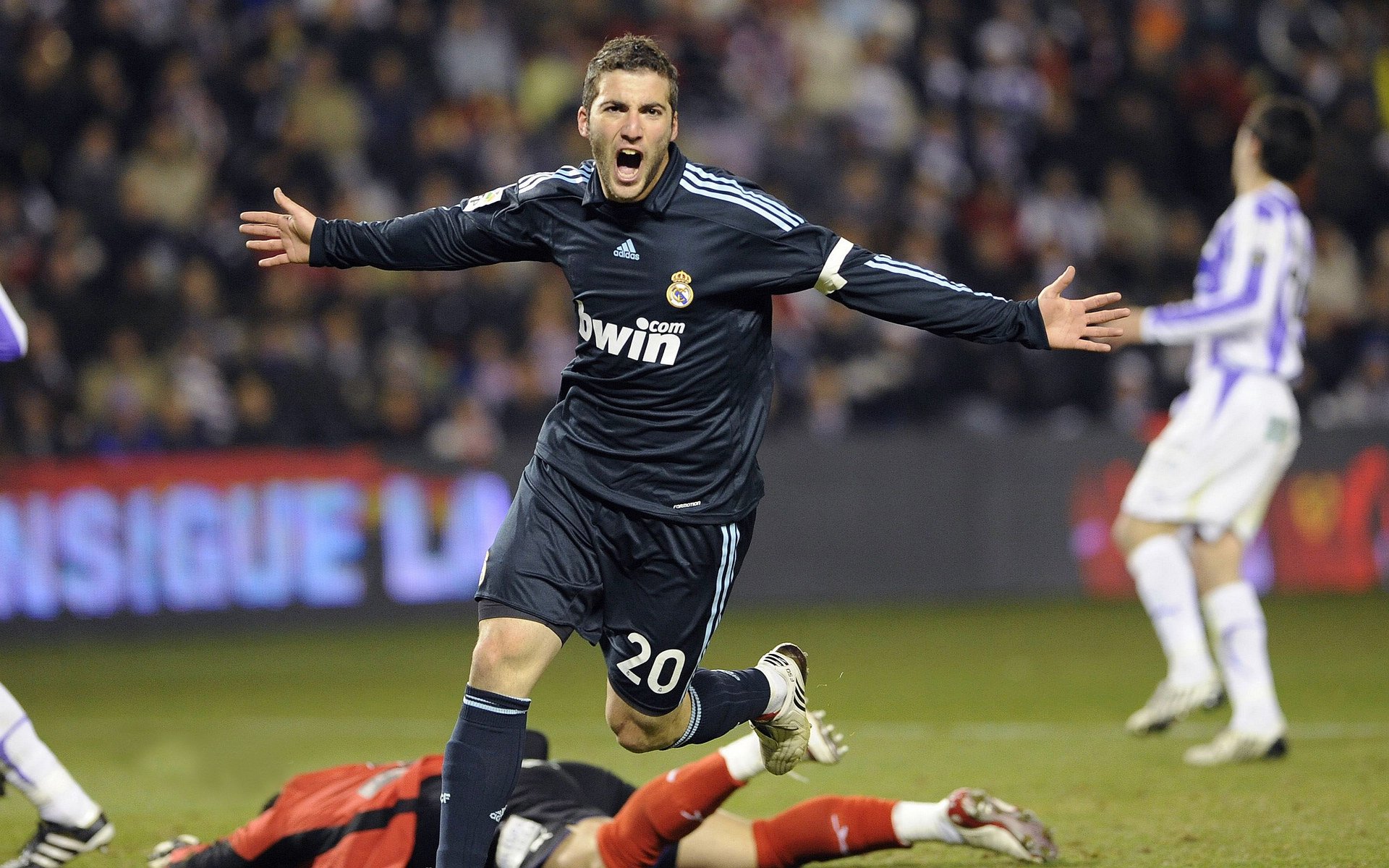 普劳德50米蝶泳完成绝地反超,普劳德游泳